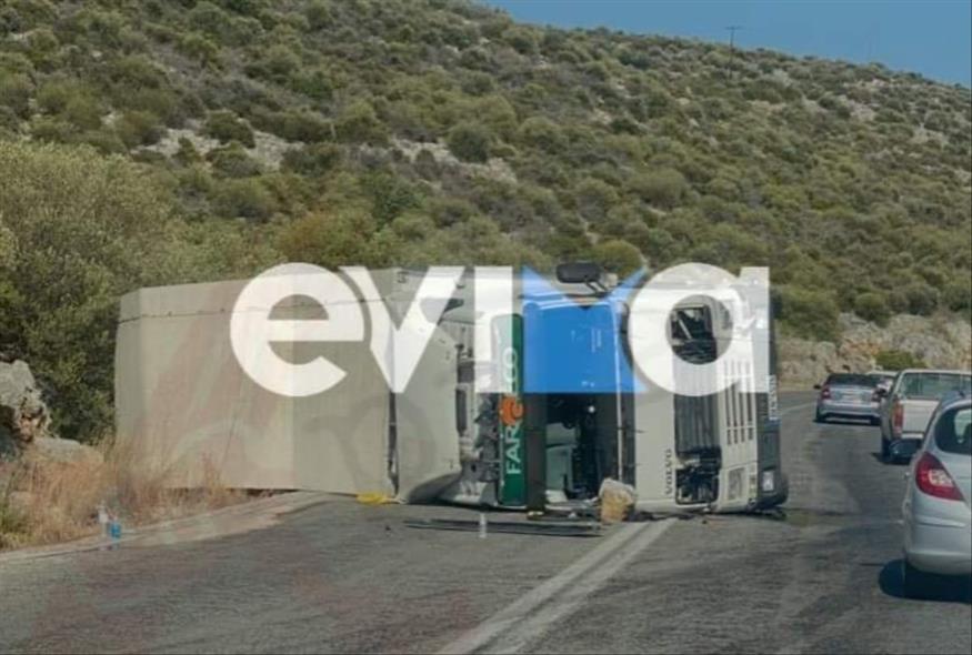Εύβοια: Ανετράπη νταλίκα και έκλεισε το δρόμο