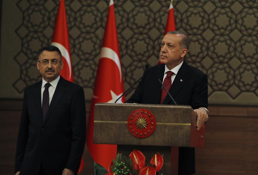 Ο Φουάτ Οκτάι δίπλα στον Τούρκο Πρόεδρο (AP Photo/Burhan Ozbilici)
