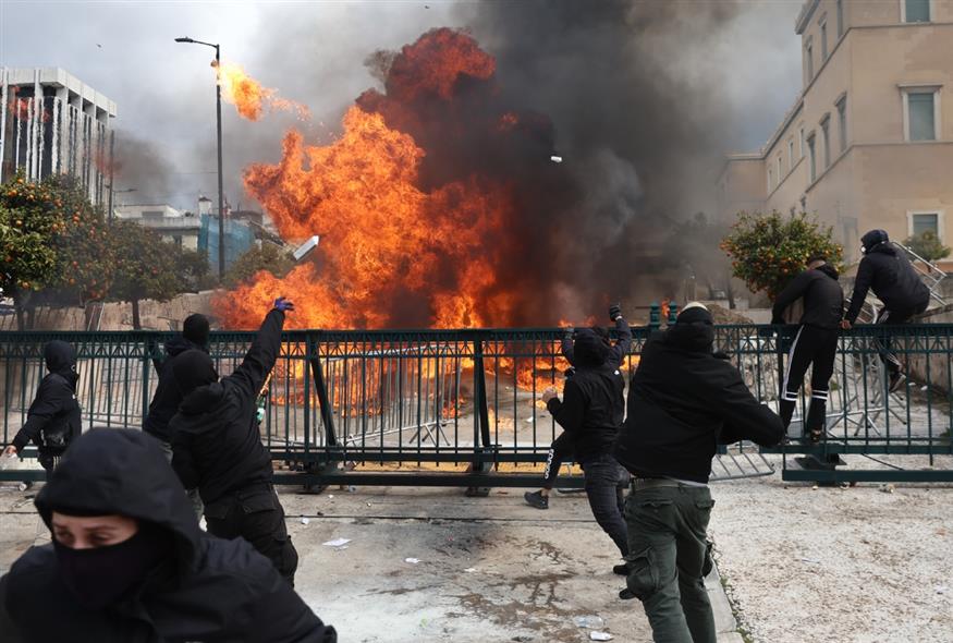 Επεισόδια στο Σύνταγμα/INTIME