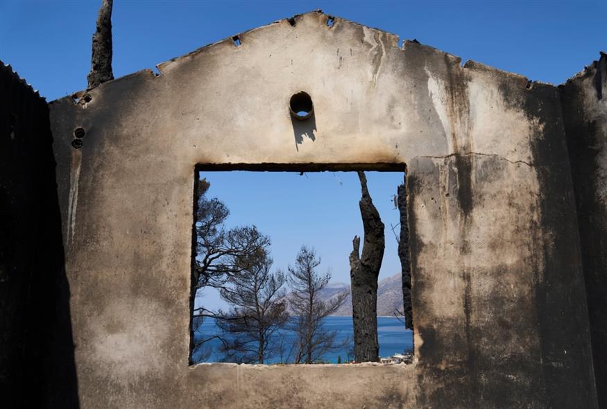 Οι καταστροφές στο Πόρτο Γερμενό (AP Photo/Petros Giannakouris)