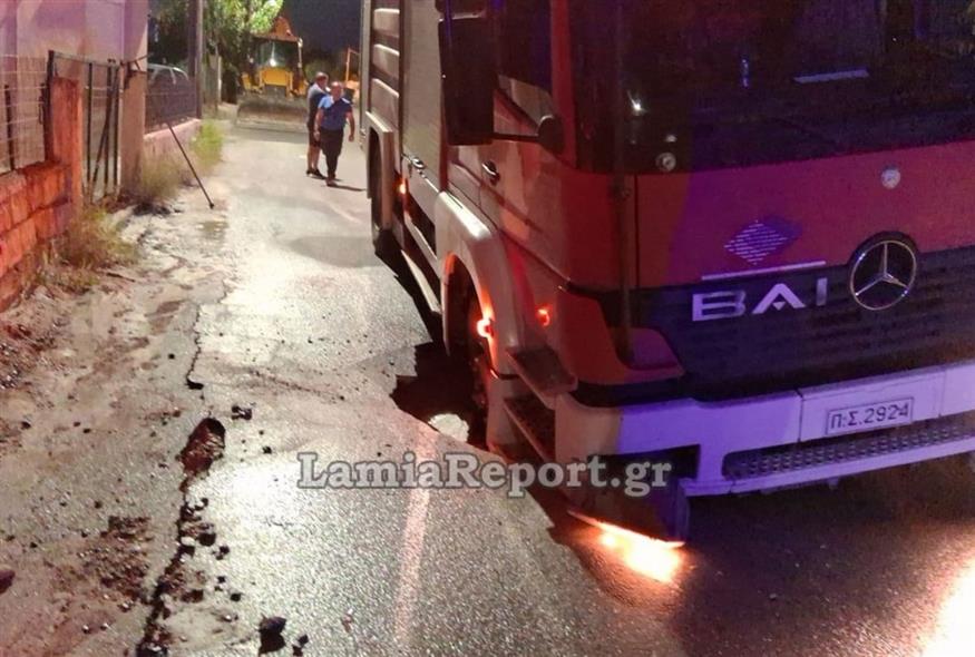 Πυροσβεστικό «εγκλωβίστηκε» όταν υποχώρησε ο δρόμος/lamiareport.gr