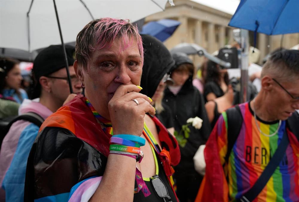 Θλίψη και «ποτέ ξανά» μετά την επίθεση στο Pride: Μεγάλη αγρυπνία στην Πύλη του Βραδεμβούργου
