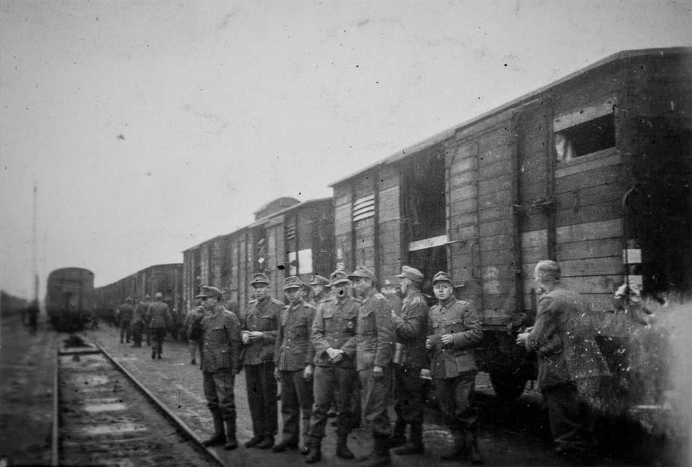 Οι συγκλονιστικές φωτογραφίες - ντοκουμέντα από την εκτέλεση των «200» στην Καισαριανή