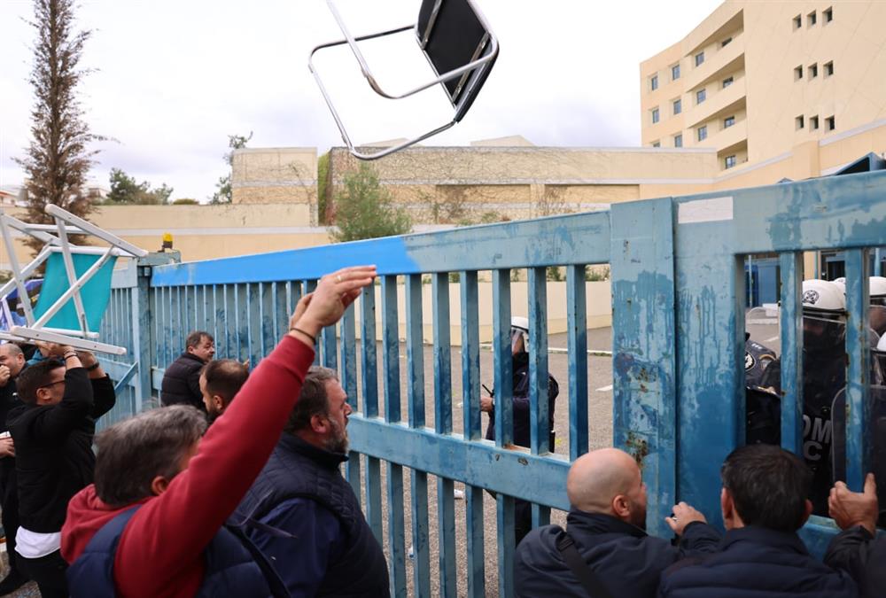 Ένταση στο υπουργείο Μεταφορών: Καρεκλοπόλεμος και χημικά μεταξύ οδηγών ταξί και ΕΛΑΣ