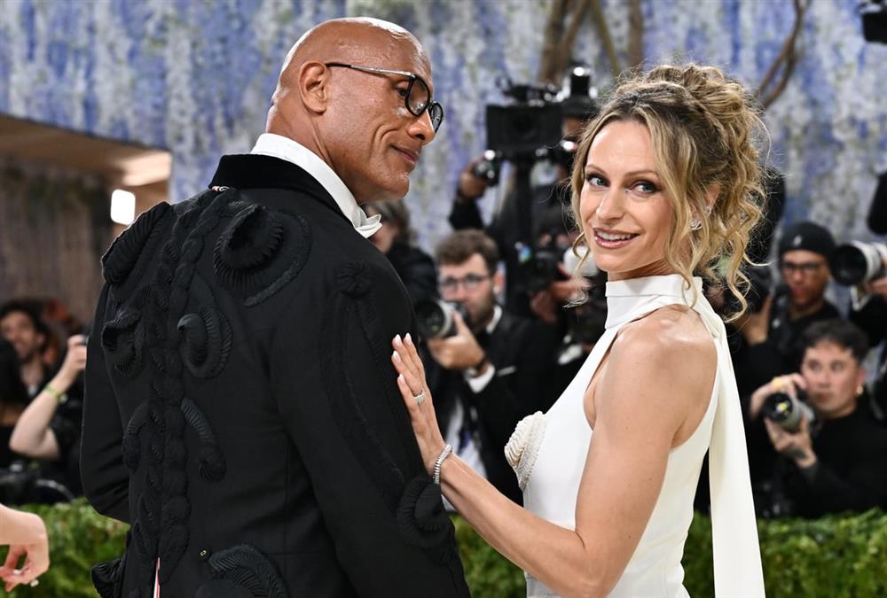 Met Gala 2026: Λάμψη, προκλήσεις και εντυπωσιακές επιστροφές στο κόκκινο χαλί