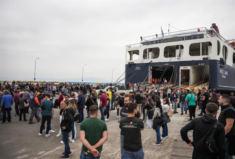 Οργισμένοι κτηνοτρόφοι απέκλεισαν το λιμάνι της Μυτιλήνης και έριξαν γάλα