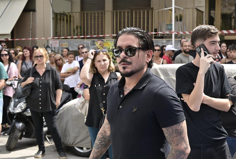 Βαθιά θλίψη στο τελευταίο αντίο στον Γιώργο Μαζωνάκη