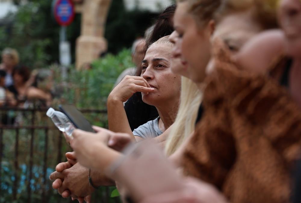 Λαοθάλασσα, τραγούδια, κλάματα και λουλούδια στη λαϊκή αγρυπνία για τον Γιώργο Μαζωνάκη στη Νίκαια