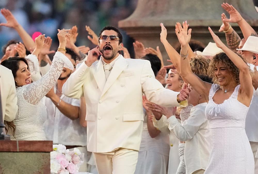 Bad Bunny στο Super Bowl LX: Latin ρυθμοί, πολιτικά μηνύματα και φόρος τιμής στη λατινοαμερικανική ταυτότητα