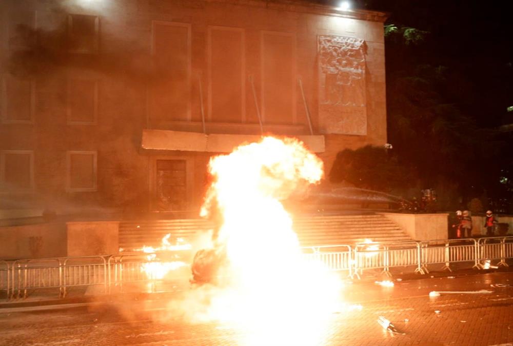 «Πεδίο μάχης» τα Τίρανα: Σοβαρά επεισόδια σε αντικυβερνητική διαδήλωση