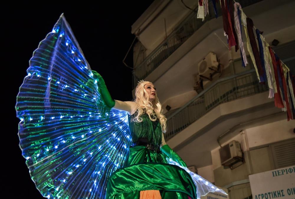 Ξυλοπόδαροι, νεράιδες και... άρωμα Βενετίας: Εντυπωσιακές εικόνες από το Καρναβάλι Γυναικών στην Πρέβεζα