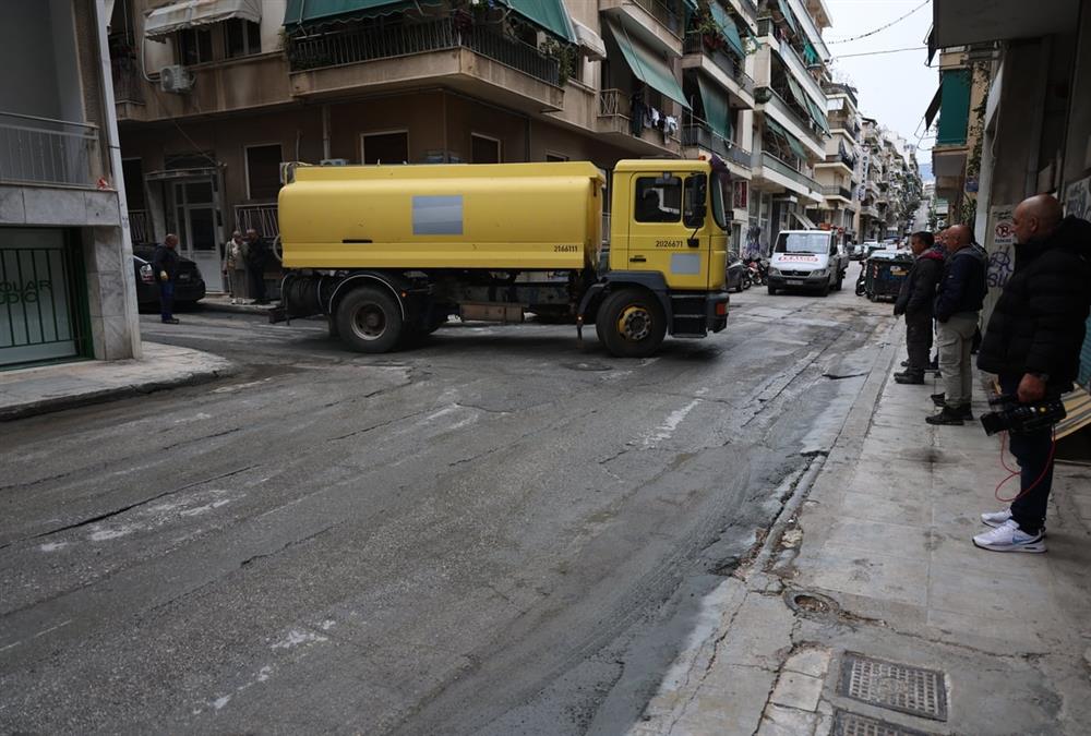 Κυψέλη: Γέμισε ο δρόμος με υγρό τσιμέντο – Πρωτοφανείς εικόνες
