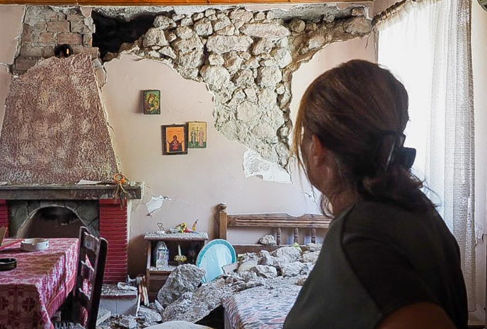 Οι κάτοικοι μετρούν τις πληγές τους μετά τον «χορό» των Ρίχτερ στην Εύβοια - Ζημιές σε σπίτια και απόγνωση