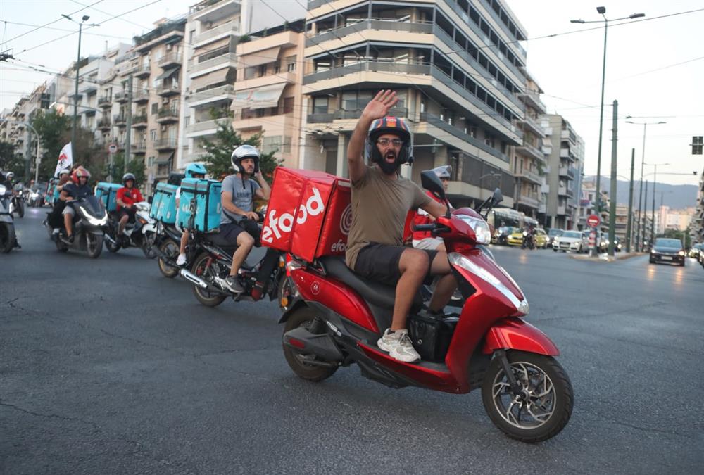 «Κόκκινη κάρτα» από τους διανομείς φαγητού: Στάση εργασίας την ώρα του τελικού του Μουντιάλ