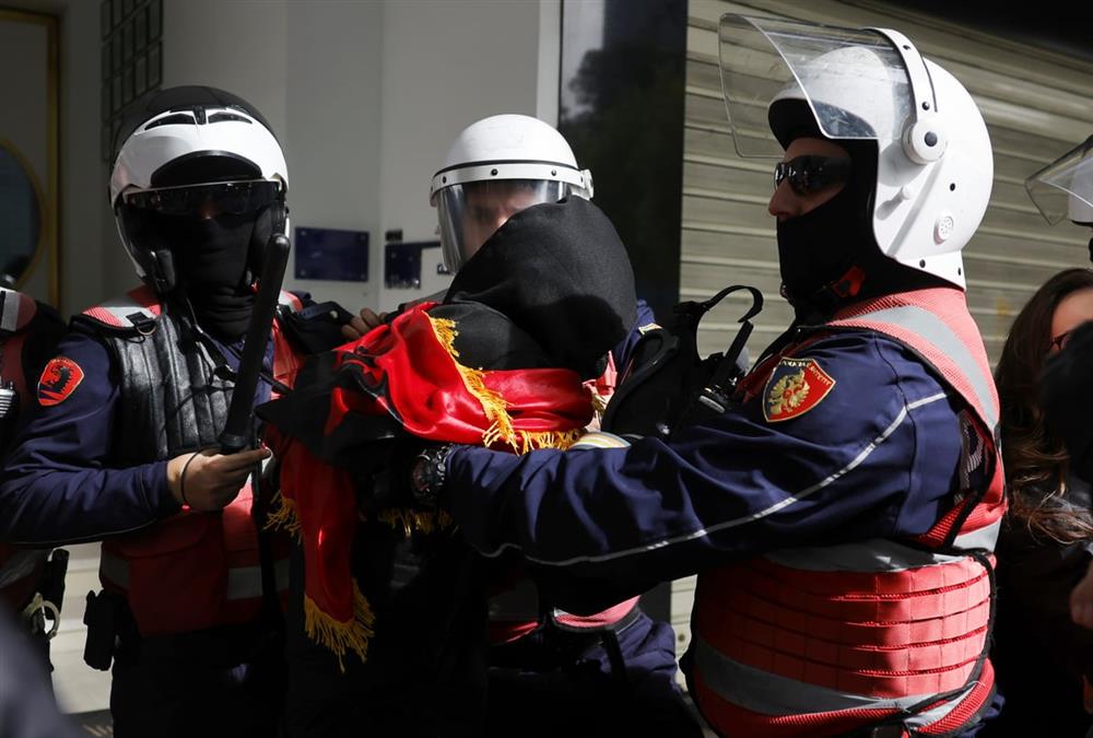Γιατί «φλέγονται» ξανά τα Τίρανα: Οι ογκώδεις διαδηλώσεις, τα επεισόδια και το «όχι» Ράμα σε παραίτηση (AP)