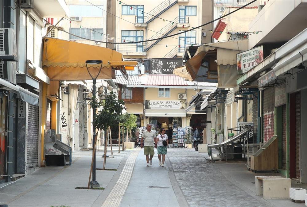 Έρημη πόλη η Αθήνα: Ασυνήθιστες εικόνες από το κέντρο που θυμίζουν... όαση