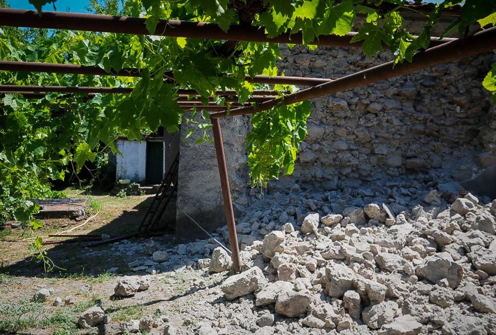 Οι κάτοικοι μετρούν τις πληγές τους μετά τον «χορό» των Ρίχτερ στην Εύβοια - Ζημιές σε σπίτια και απόγνωση