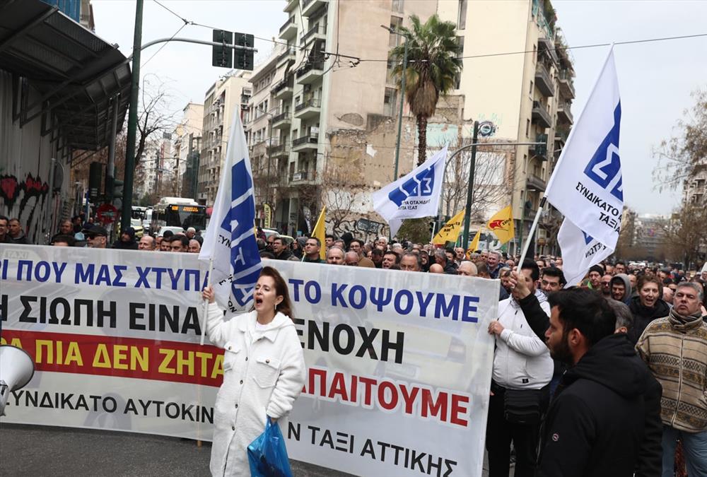 Στους δρόμους της Αθήνας οι οδηγοί ταξί - Καπνογόνα και συνθήματα έξω από τη Βουλή