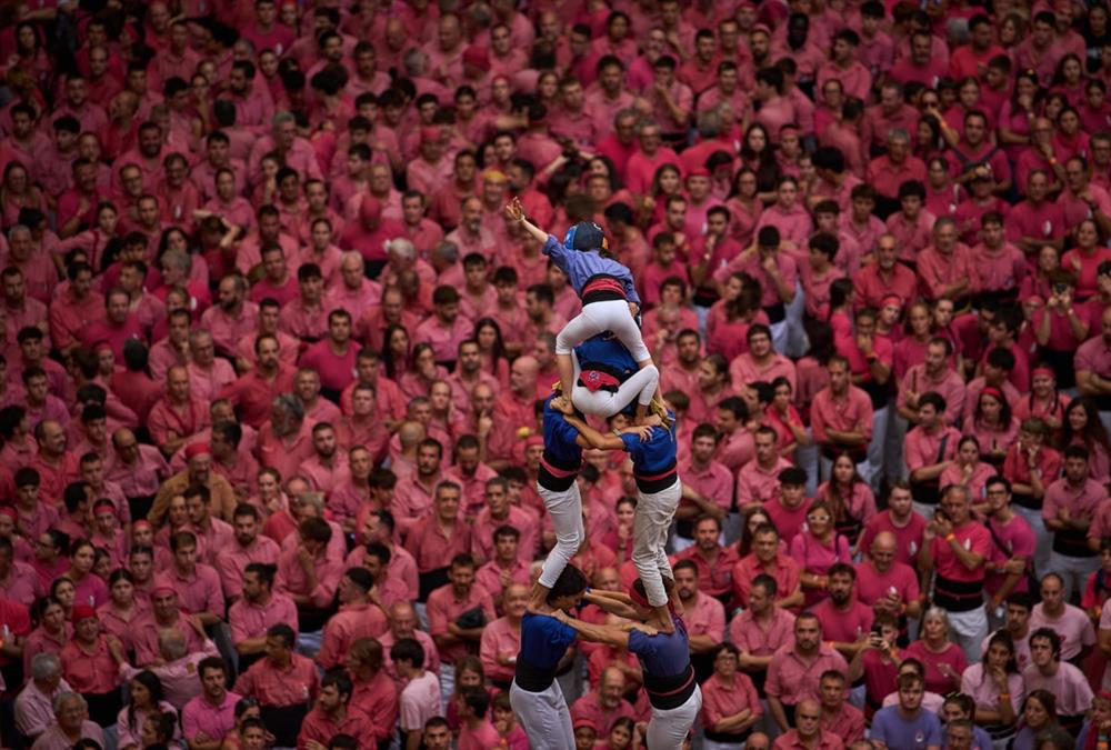 «Castells»: Οι ανθρώπινοι πύργοι της Καταλονίας και η δύναμη της συλλογικότητας