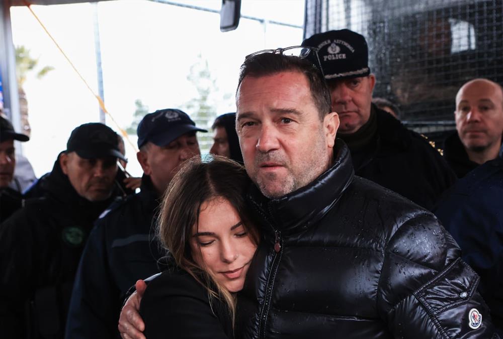 Οργή, ένταση και βαριές καταγγελίες συγγενών στη δεύτερη συνεδρίαση της δίκης των Τεμπών