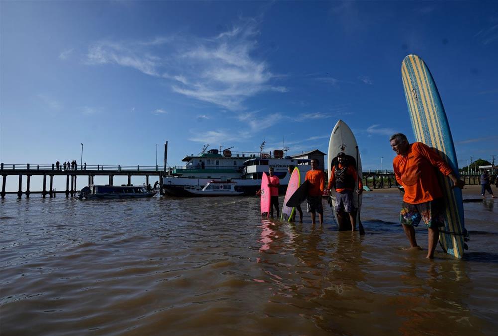 Σέρφερ προσπαθούν να «δαμάσουν» τα πιο επικίνδυνα κύματα του κόσμου στον Αμαζόνιο - Το εκπληκτικό φαινόμενο που συμβαίνει δυο φορές το χρόνο