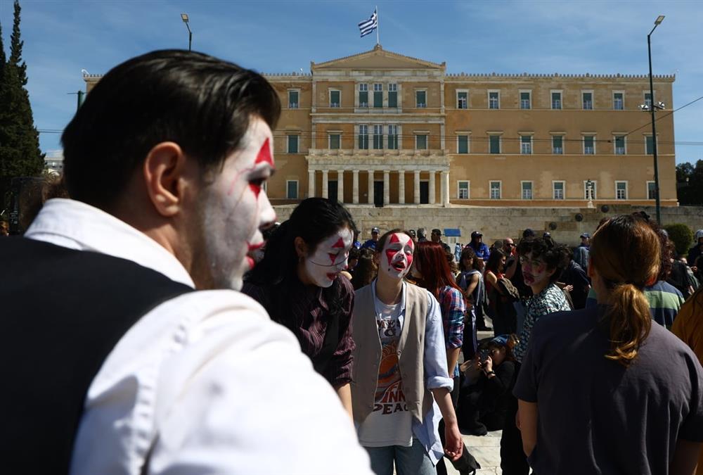 «Αυτό δεν είναι πανεπιστήμιο, είναι βαφτίσια»: Η ξεχωριστή συγκέντρωση διαμαρτυρίας καλλιτεχνών στο Σύνταγμα