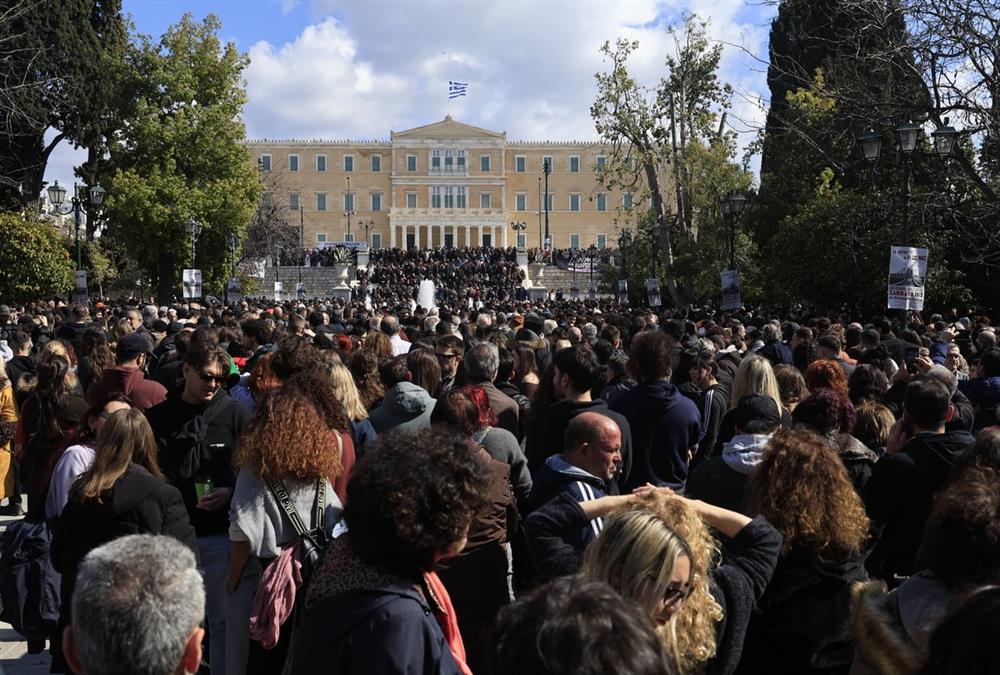 Τέμπη 3 χρόνια μετά: Μεγαλειώδης συγκέντρωση στο Σύνταγμα - Λαοθάλασσα με αίτημα για δικαιοσύνη