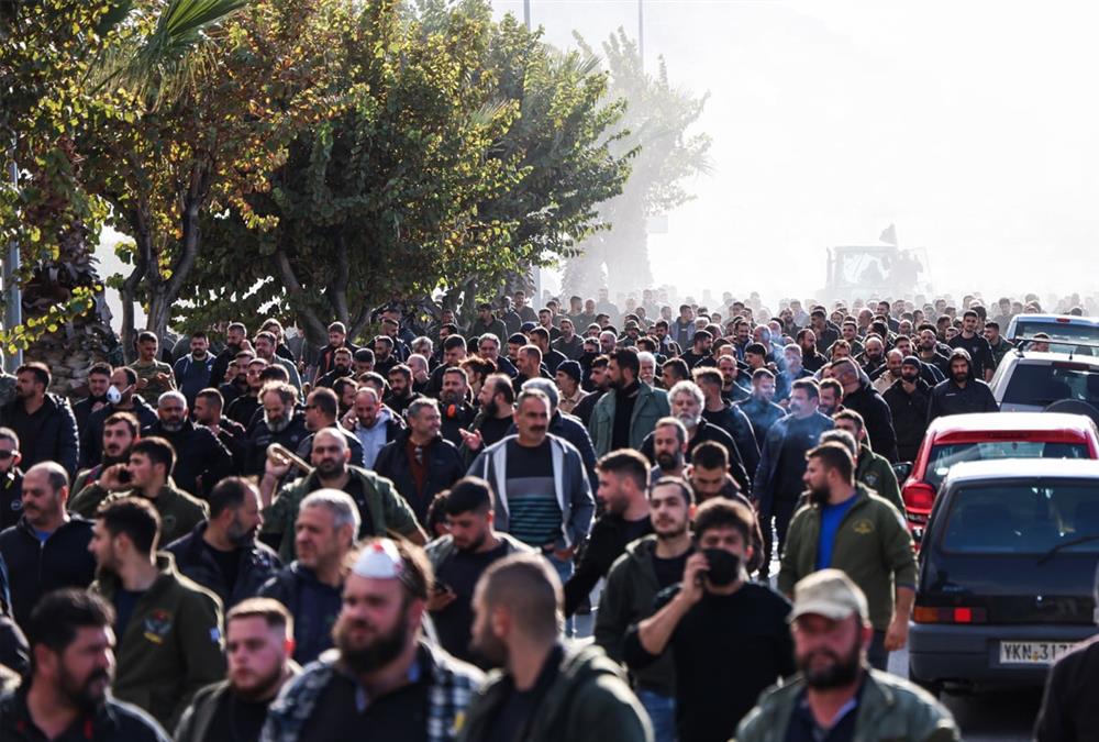 Έκρυθμη η κατάσταση στην Κρήτη: Κατάληψη από αγρότες στο αεροδρόμιο Ηρακλείου - Επεισόδια με χημικά στα Χανιά