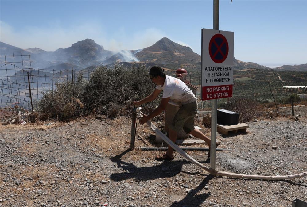 Δύσκολες ώρες στο Ρέθυμνο από τη μεγάλη φωτιά: Τραυματίστηκε ηλικιωμένος, αδύνατες οι ρίψεις νερού
