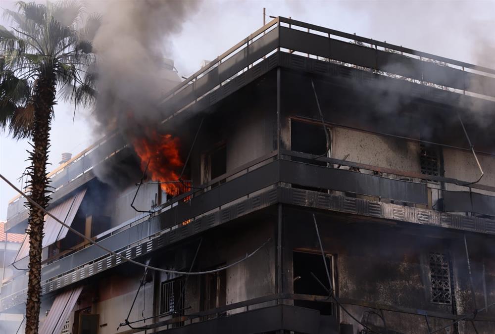 Τεράστια καταστροφή μετά τη φωτιά σε κατάστημα με ανταλλακτικά στο Ίλιον - Κάηκαν διαμερίσματα