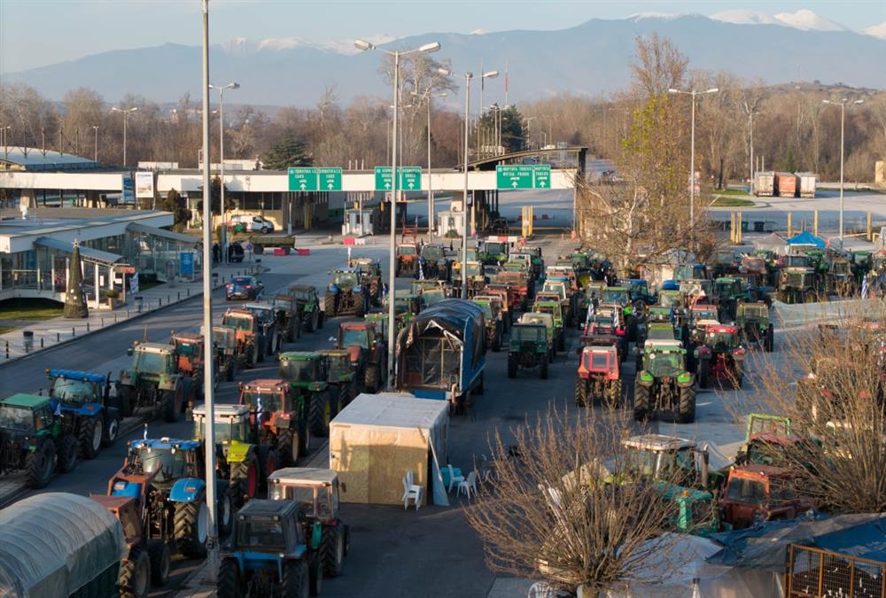Πολύωροι αποκλεισμοί των αγροτών σε τελωνεία και δρόμους - Γέμισε εκατοντάδες τρακτέρ ο Προμαχώνας