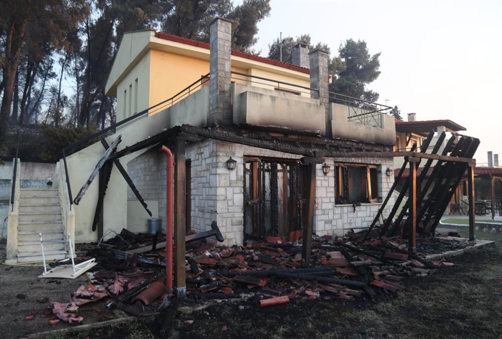 Εικόνες καταστροφής από τη φωτιά στη Χαλκιδική: Καμένα σπίτια και αυτοκίνητα
