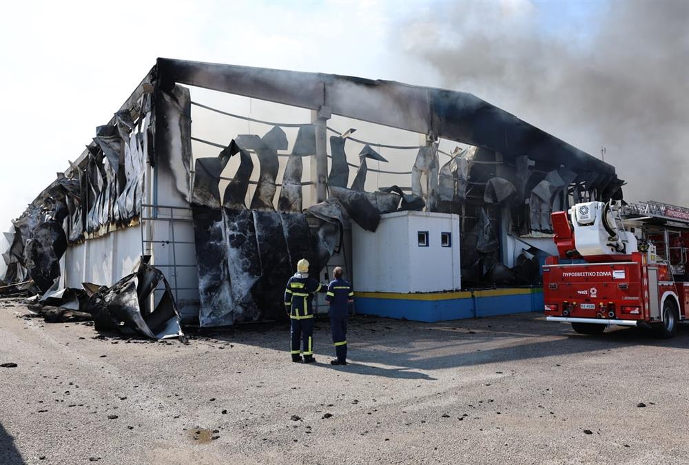 Φωτιά σε επιχείρηση στον Ασπρόπυργο: Εικόνες καταστροφής