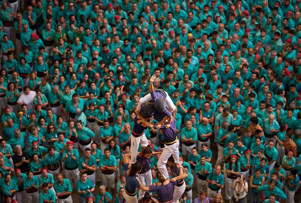 «Castells»: Οι ανθρώπινοι πύργοι της Καταλονίας και η δύναμη της συλλογικότητας