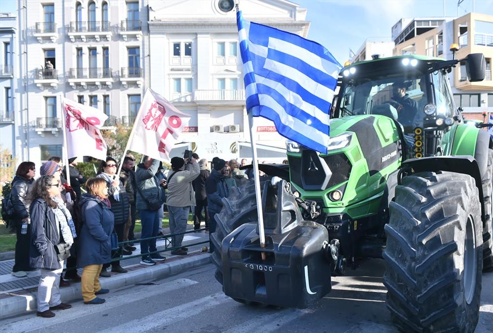 Αγροτικός ξεσηκωμός σε όλη τη χώρα - Επεκτείνονται τα μπλόκα, μεγαλώνει η ένταση
