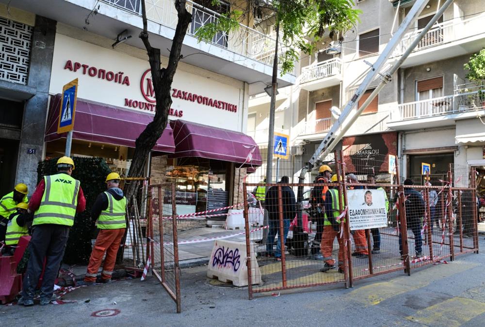 Πανικός στη Βασιλέως Γεωργίου: Άνοιξε τρύπα στο έδαφος και «κατάπιε» κολώνα