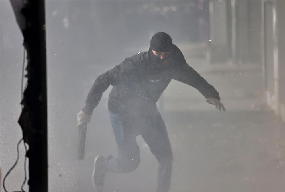 Γιατί «φλέγονται» ξανά τα Τίρανα: Οι ογκώδεις διαδηλώσεις, τα επεισόδια και το «όχι» Ράμα σε παραίτηση (AP)