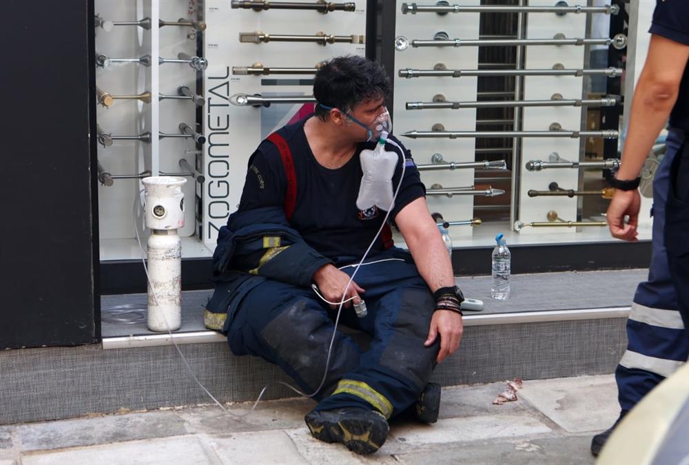 Συγκλονιστικές εικόνες από τη μεγάλη φωτιά σε διώροφο κτίριο στην Καλλιθέα