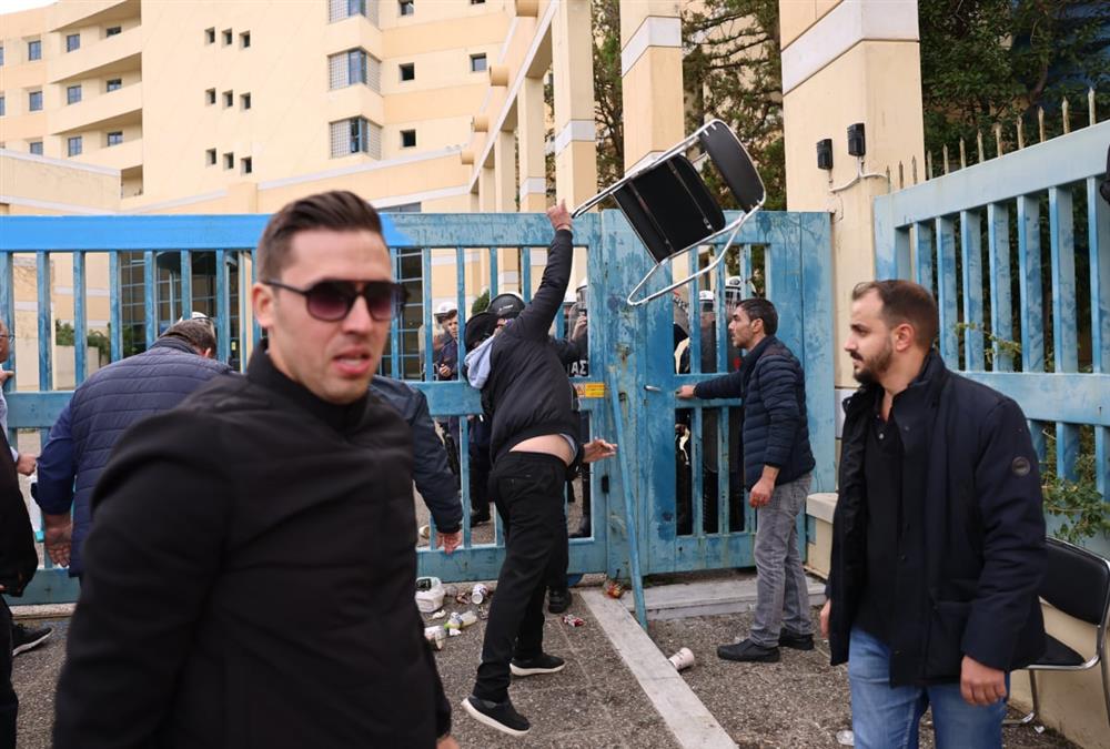 Ένταση στο υπουργείο Μεταφορών: Καρεκλοπόλεμος και χημικά μεταξύ οδηγών ταξί και ΕΛΑΣ