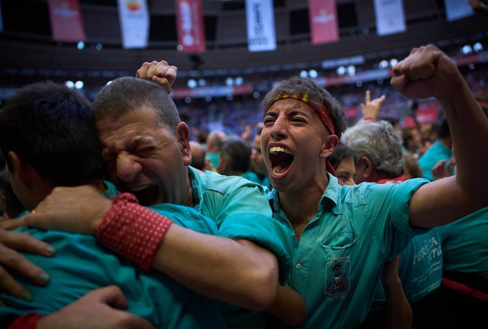 «Castells»: Οι ανθρώπινοι πύργοι της Καταλονίας και η δύναμη της συλλογικότητας