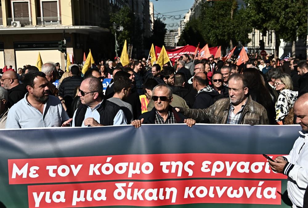 Κοσμοσυρροή στην πλατεία Συντάγματος - Εκατοντάδες εργαζόμενοι πορεύτηκαν ζητώντας καλύτερους μισθούς