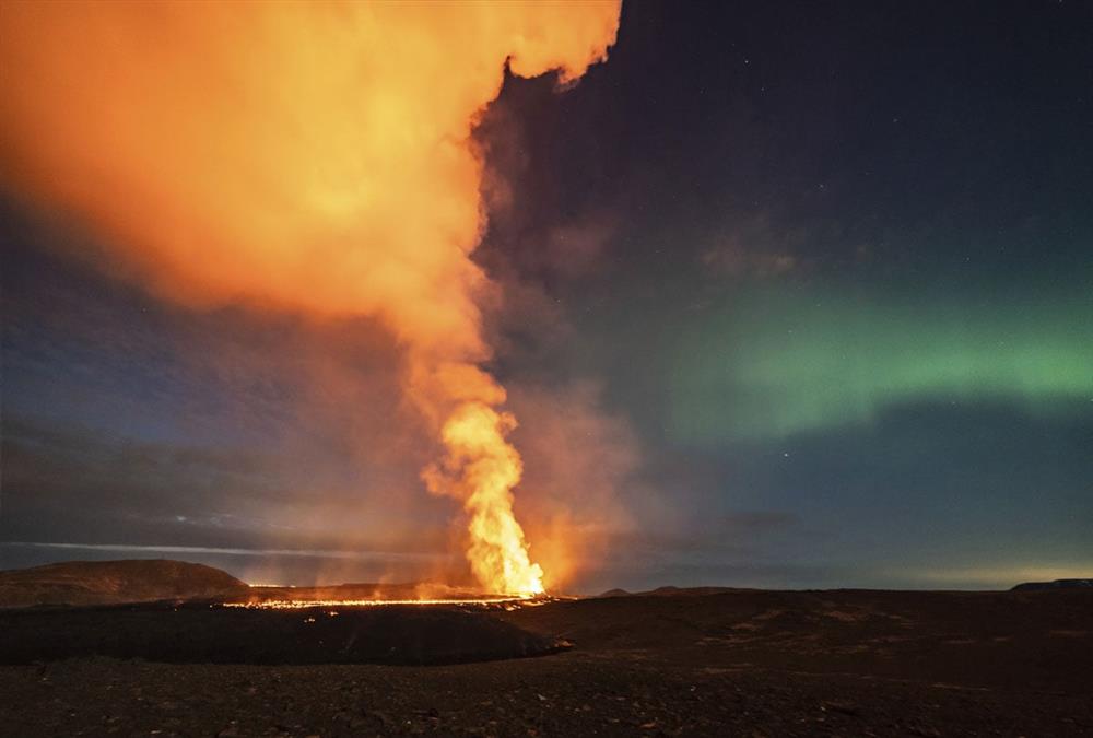 Όταν το βόρειο σέλλας συναντά... το ηφαιστείο: Μαγικές εικόνες από Ισλανδία