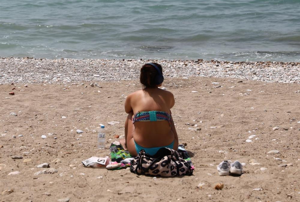 «Μύρισε» καλοκαίρι και οι Αθηναίοι ξεχύθηκαν στις παραλίες - Οι πρώτες βουτιές για μικρούς και μεγάλους
