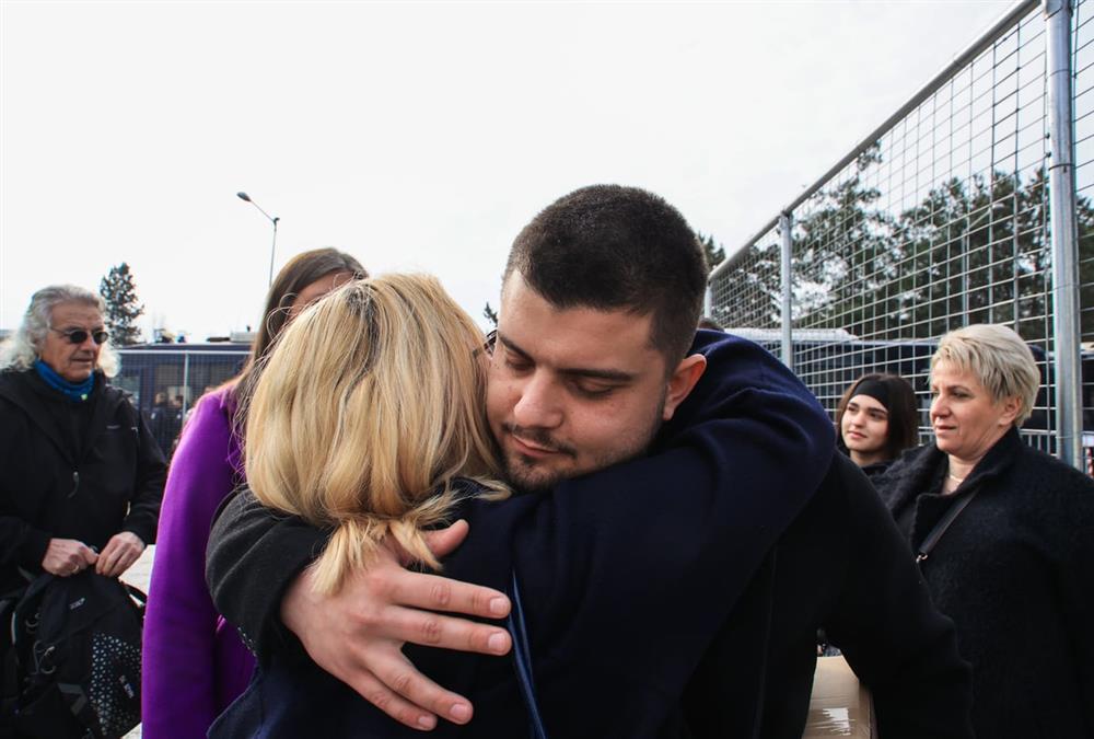 Τέμπη, η δίκη: Πρώτη μέρα με εικόνες ντροπής - Μεγάλο «κύμα» συμπαράστασης στους συγγενείς