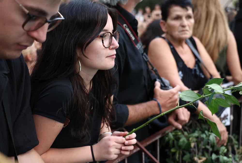 Λαοθάλασσα, τραγούδια, κλάματα και λουλούδια στη λαϊκή αγρυπνία για τον Γιώργο Μαζωνάκη στη Νίκαια