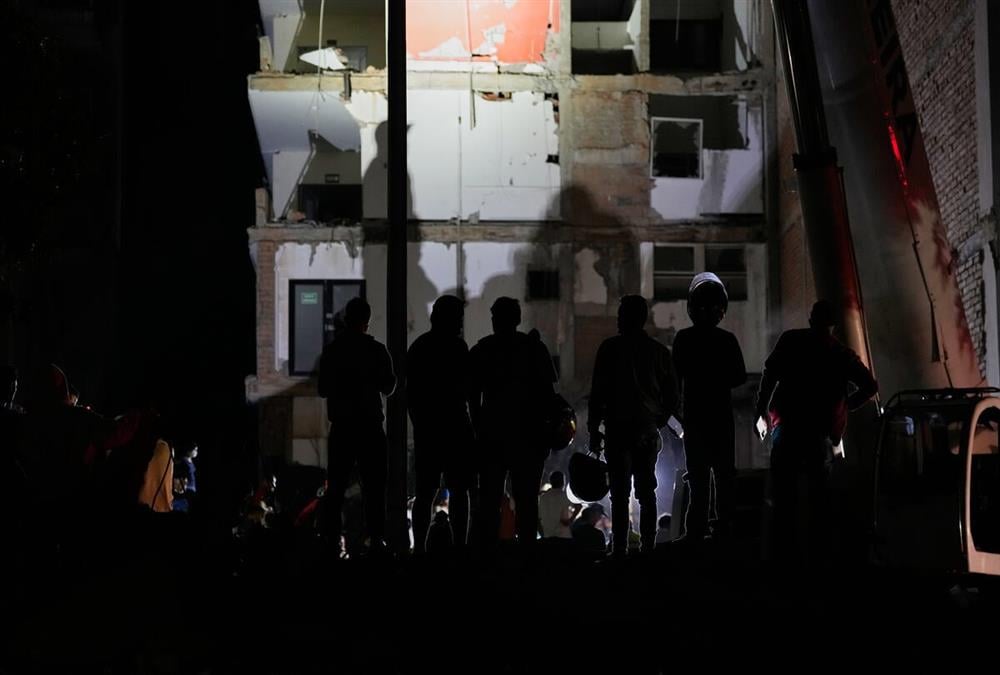 Εικόνες «Αποκάλυψης» στην Κολομβία, μετά τον ισχυρό σεισμό - Καρέ-καρέ οι μάχες στα συντρίμμια