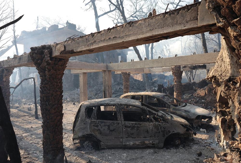 Στάχτη και γκρεμισμένοι κόποι στη Σαλαμίνα: Οι εικόνες μετά το φονικό πέρασμα της φωτιάς