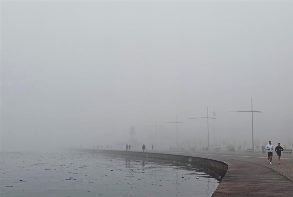 Πέπλο ομίχλης κάλυψε τη Θεσσαλονίκη - Εντυπωσιακές εικόνες
