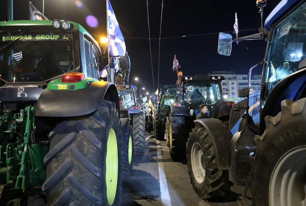 «Πλημμυρισμένο» από τρακτέρ το Σύνταγμα: Μαζική η συμμετοχή αγροτών στο μεγάλο συλλαλητήριο