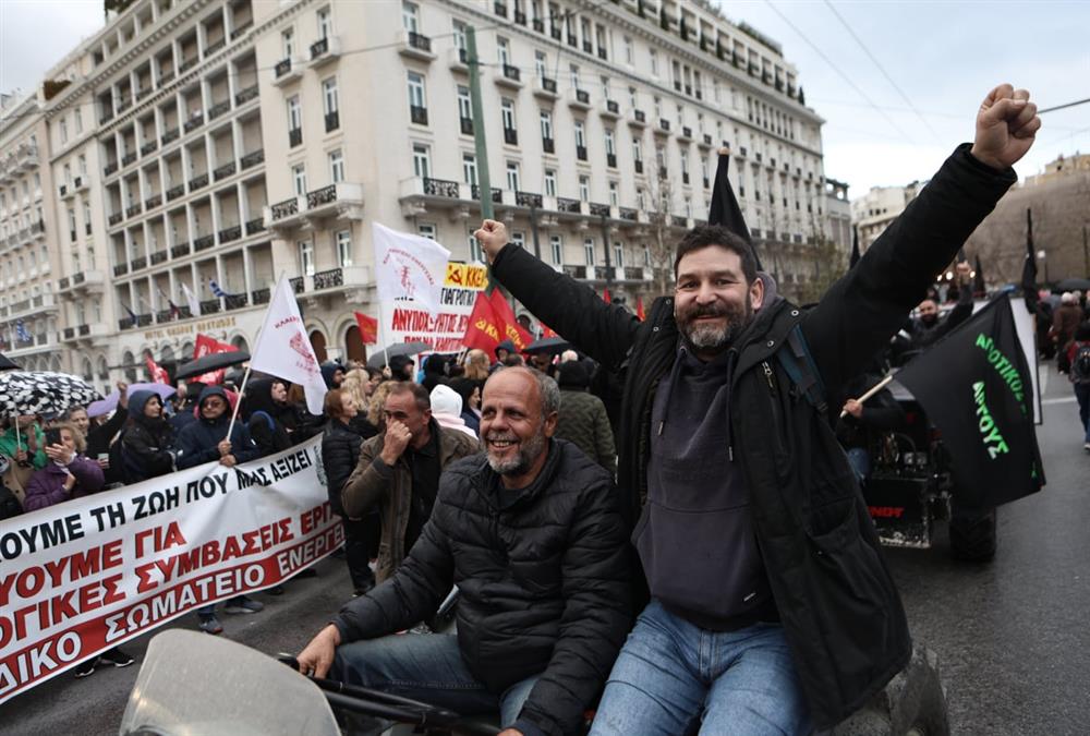 Απόβαση των αγροτών με τρακτέρ στο Σύνταγμα - «No farmers, no life»